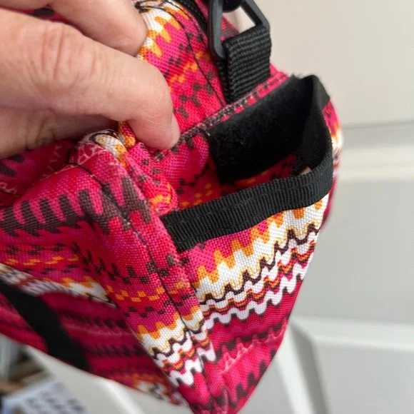Like new YakPak duffle bag. Pink colorful zigzag design with black details - Picture 5 of 11